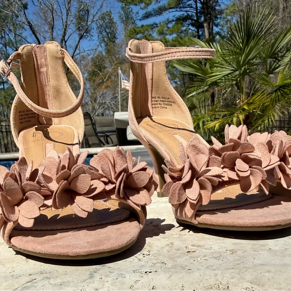 Elegant Floral Women's Sandals in Pink - Picture 3 of 16